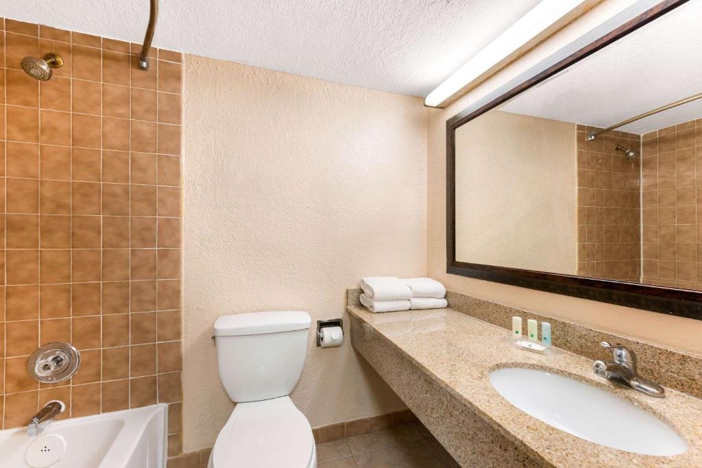 Quality Inn & Suites Orlando Airport Main image 2